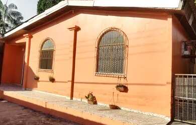 Imagem: A casa possui 3 Dormitórios, 1 Banheiro, 2 Vagas na garagem