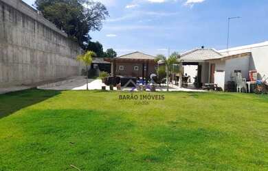 Imagem: A casa possui 4 Dormitórios, 1 Banheiro, 5 Vagas na garagem