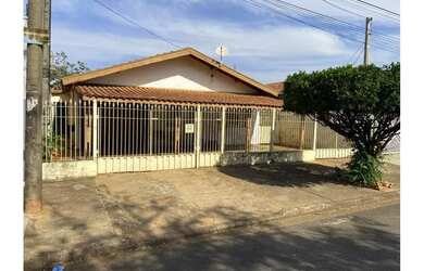 Imagem: A casa possui 3 Dormitórios, 2 Banheiros, 1 Vaga na garagem