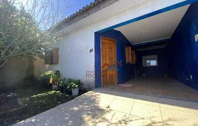 Imagem: A casa possui 3 Dormitórios, 1 Banheiro, 2 Vagas na garagem