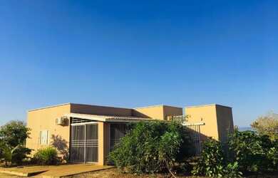 Imagem: A casa possui 2 Dormitórios, 1 Banheiro, 2 Vagas na garagem