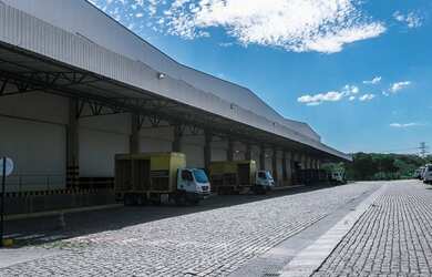 Imagem: O depósito possui 5 Vagas na garagem, 12.780m² de Área e