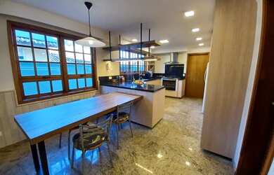 Imagem: A casa em condomínio possui 4 Dormitórios, 5 Banheiros, 4