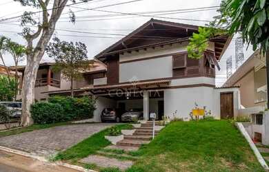 Imagem: A casa possui 4 Dormitórios, 3 Banheiros, 4 Vagas na garagem