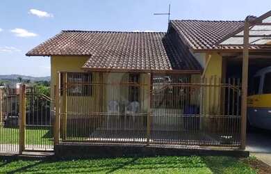 Imagem: A casa possui 3 Dormitórios, 1 Banheiro, 1 Vaga na garagem