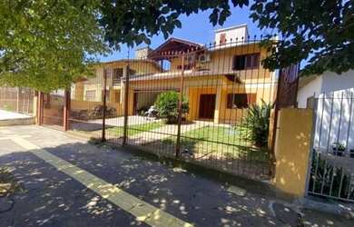 Imagem: A casa possui 3 Dormitórios, 3 Banheiros, 222m² de Área e