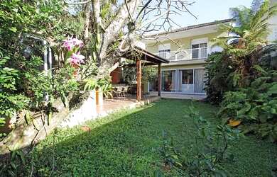 Imagem: A casa possui 4 Dormitórios, 5 Banheiros, 4 Vagas na garagem