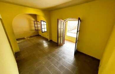 Imagem: A casa possui 4 Dormitórios, 2 Banheiros, 2 Vagas na garagem