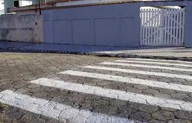 Imagem: A casa possui 2 Dormitórios, 1 Banheiro, 3 Vagas na garagem