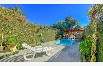 Imagem: A casa possui 2 Dormitórios, 1 Banheiro, 2 Vagas na garagem