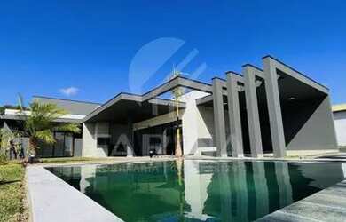 Imagem: A casa possui 3 Dormitórios, 2 Banheiros, 1 Vaga na garagem