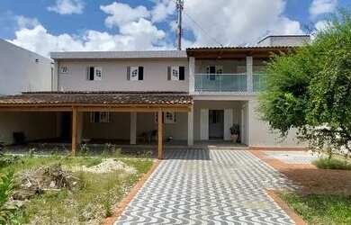 Imagem: A casa possui 5 Dormitórios, 3 Banheiros, 5 Vagas na garagem