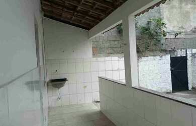 Imagem: A casa possui 1 Dormitório, 1 Banheiro, 1 Vaga na garagem