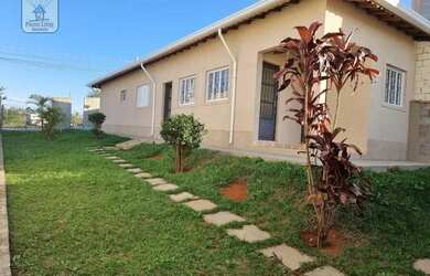 Imagem: A casa possui 2 Dormitórios, 1 Banheiro, 3 Vagas na garagem