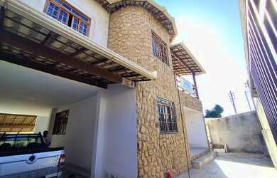 Imagem: A casa possui 4 Dormitórios, 4 Banheiros, 4 Vagas na garagem