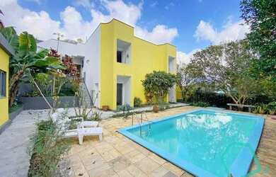 Imagem: A casa possui 3 Dormitórios, 5 Banheiros, 4 Vagas na garagem