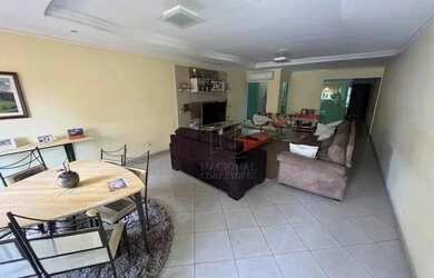 Imagem: A casa possui 4 Dormitórios, 5 Banheiros, 5 Vagas na garagem