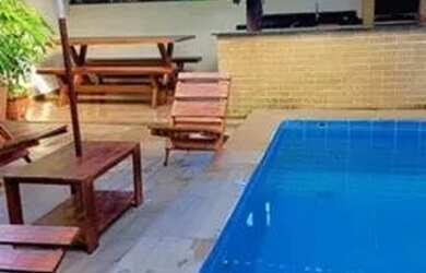 Imagem: A casa possui 3 Dormitórios, 3 Banheiros, 2 Vagas na garagem