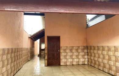 Imagem: A casa possui 2 Dormitórios, 1 Banheiro, 2 Vagas na garagem