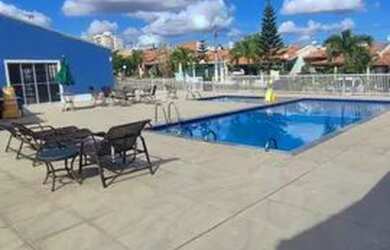 Imagem: A casa em condomínio e possui 3 Dormitórios, Suítes, 1 Banheiro