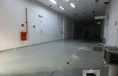 Imagem: O depósito possui 5 Vagas na garagem, 570m² de Área e está
