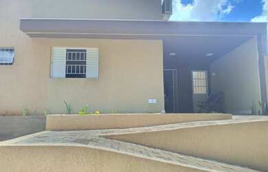 Imagem: A casa em condomínio possui 3 Dormitórios, 3 Banheiros, 1