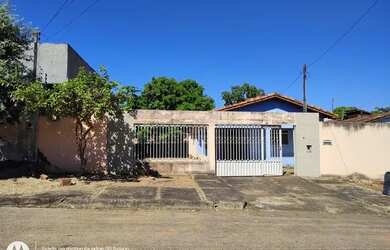 Imagem: A casa possui 3 Dormitórios, 2 Banheiros, 4 Vagas na garagem