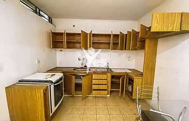 Imagem: A casa possui 3 Dormitórios, 1 Banheiro, 2 Vagas na garagem