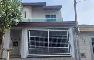 Imagem: A casa possui 3 Dormitórios, 4 Banheiros, 2 Vagas na garagem