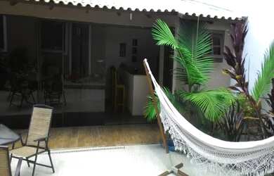 Imagem: A casa possui 5 Dormitórios, 3 Banheiros, 2 Vagas na garagem