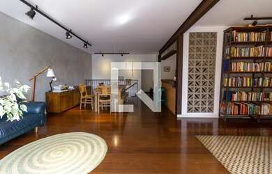 Imagem: A casa possui 4 Dormitórios, 4 Banheiros, 2 Vagas na garagem