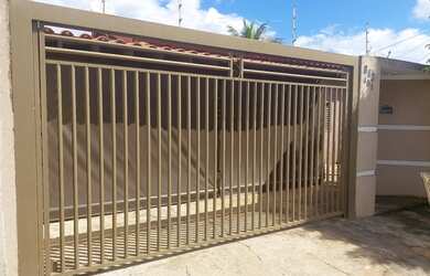 Imagem: A casa possui 3 Dormitórios, 2 Banheiros, 2 Vagas na garagem