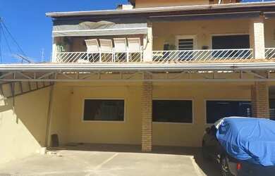 Imagem: A casa possui 2 Dormitórios, 1 Banheiro, 2 Vagas na garagem