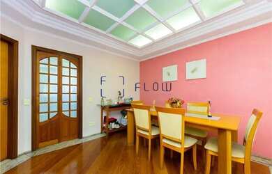 Imagem: A casa possui 3 Dormitórios, 3 Banheiros e 278m² de Área