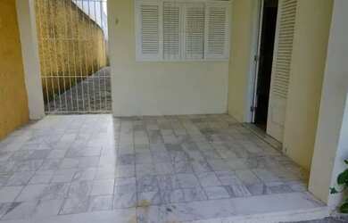 Imagem: A casa possui 2 Dormitórios, 1 Banheiro, 2 Vagas na garagem