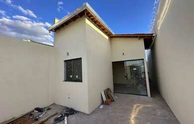 Imagem: A casa possui 2 Dormitórios, 1 Banheiro, 2 Vagas na garagem