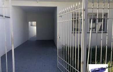 Imagem: A casa possui 3 Dormitórios, 2 Banheiros, 1 Vaga na garagem