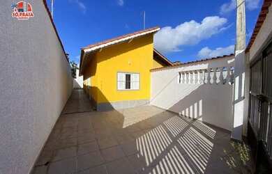 Imagem: A casa possui 3 Dormitórios, 2 Banheiros, 2 Vagas na garagem