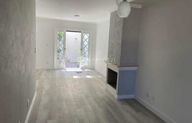 Imagem: A casa possui 3 Dormitórios, 3 Banheiros, 4 Vagas na garagem