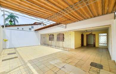 Imagem: A casa possui 3 Dormitórios, 2 Banheiros, 3 Vagas na garagem