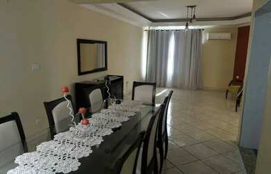 Imagem: A casa possui 3 Dormitórios, 4 Banheiros, 1 Vaga na garagem