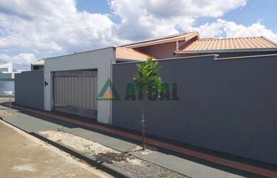 Imagem: A casa possui 3 Dormitórios, 2 Banheiros, 2 Vagas na garagem