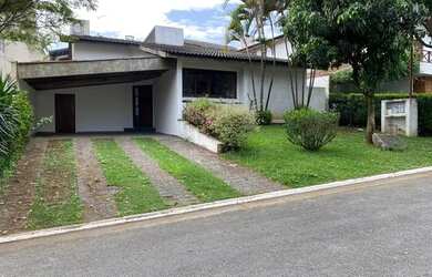 Imagem: A casa possui 4 Dormitórios, 5 Banheiros, 4 Vagas na garagem