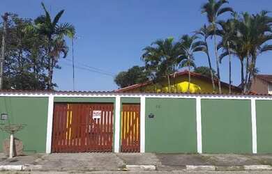 Imagem: A casa possui 2 Dormitórios, 2 Banheiros, 2 Vagas na garagem