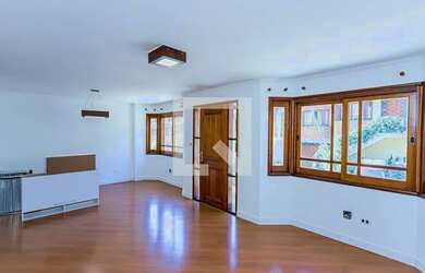 Imagem: A casa possui 3 Dormitórios, 4 Banheiros, 5 Vagas na garagem