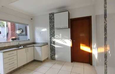 Imagem: A casa possui 3 Dormitórios, 2 Banheiros, 2 Vagas na garagem