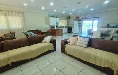 Imagem: A casa possui 5 Dormitórios, 3 Banheiros, 4 Vagas na garagem