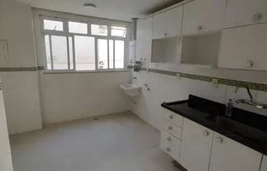 Imagem: O apartamento possui 3 Dormitórios, 1 Banheiro, 2 Vagas na