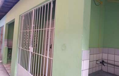 Imagem: A casa possui 2 Dormitórios e 1 Banheiro e está localizado