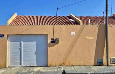 Imagem: A casa possui 2 Dormitórios, 2 Banheiros, 1 Vaga na garagem